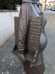 Escultura de cemento especial. Honenaje ala mujer, madre y trabadora del medio rural. Ruta de las esculturas. Mecerreyes. Burgos. Detalle brazo
