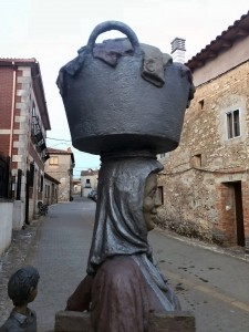 Escultura de cemento especial. Honenaje ala mujer, madre y trabadora del medio rural. Ruta de las esculturas. Mecerreyes. Burgos. Detalle cabeza