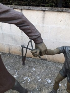 Escultura de cemento especial. Honenaje ala mujer, madre y trabadora del medio rural. Ruta de las esculturas. Mecerreyes. Burgos. Detalle mano