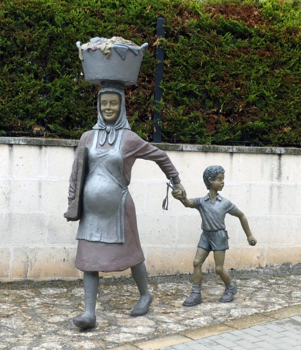 Escultura de cemento especial. Homenaje a la mujer, madre y trabajadora del medio rural. Ruta de las esculturas. Mecerreyes. Burgos.