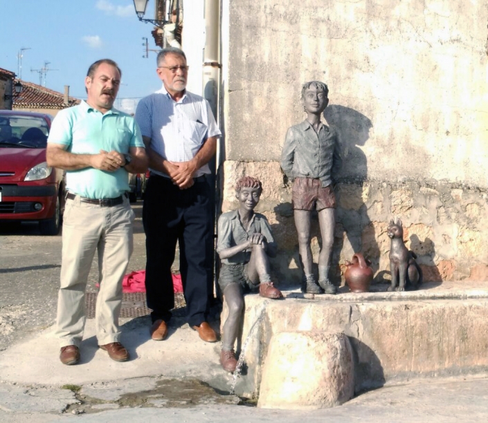 Escultura de cemento especial. Los niños del pilón. Ruta de las esculturas. Mecerreyes. Burgos
