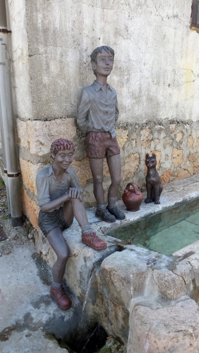 Escultura de cemento especial. Los niños del pilón. Ruta de las esculturas. Mecerreyes. Burgos