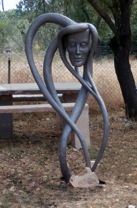 Escultura de cemento especial. Mujer. Particular. Frontal