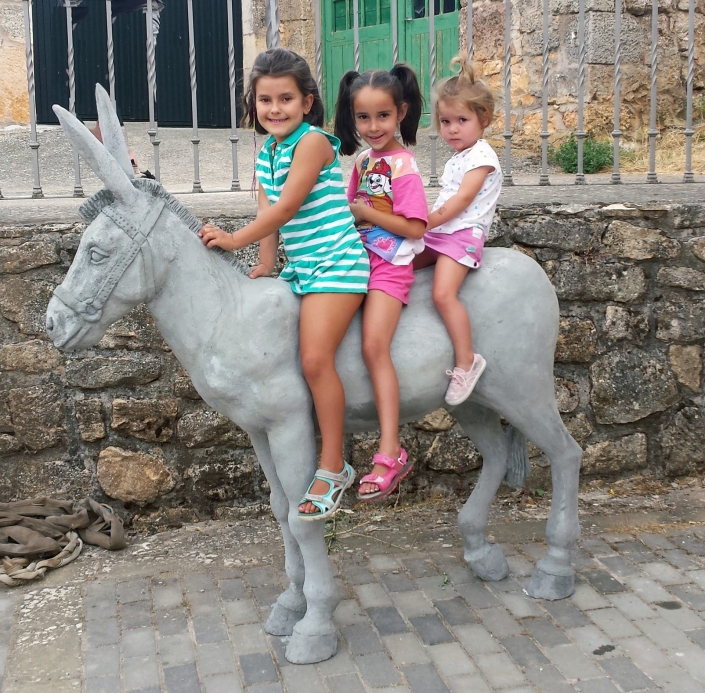 Escultura en cemento especial. Burro. Ruta de las esculturas. Mecerreyes, Burgos