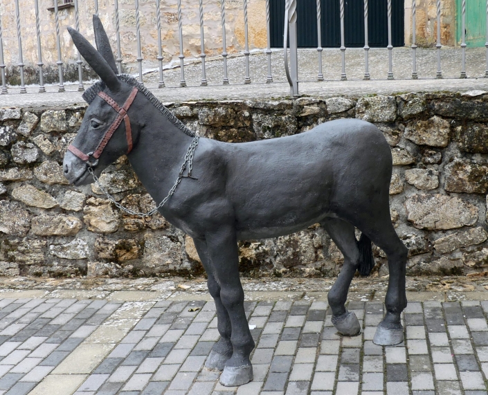 Escultura en cemento especial. Burro. Ruta de las esculturas. Mecerreyes, Burgos