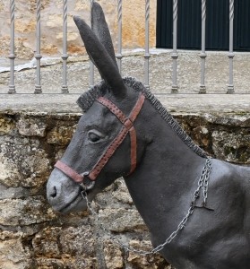 Escultura en cemento especial. Burro. Ruta de las esculturas. Mecerreyes, Burgos. Detalle