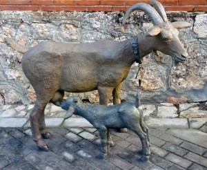 Escultura en cemento especial. Cabras. Ruta de las esculturas. Mecerreyes, Burgos
