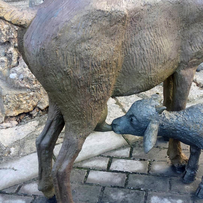 Escultura en cemento especial. Cabras. Ruta de las esculturas. Mecerreyes, Burgos. Detalle cabrito
