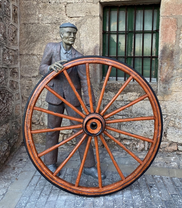 Escultura en cemento especial. Homenaje a los carreteros. Ruta de las esculturas. Mecerreyes, Burgos