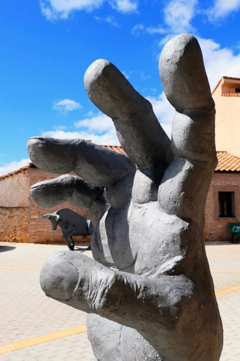 Escultura en cemento especial. Mano. Ruta de las esculturas. Mecerreyes, Burgos. Detalle