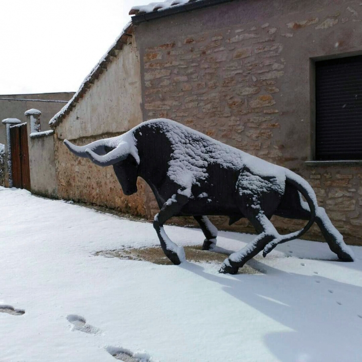 Escultura en cemento especial. Toro. Ruta de las esculturas. Mecerreyes, Burgos nevado