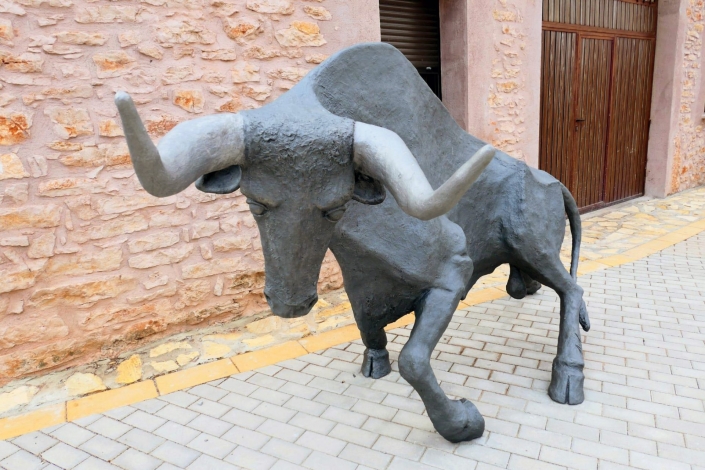 Escultura en cemento especial. Toro. Ruta de las esculturas. Mecerreyes, Burgos. Vistal frontal