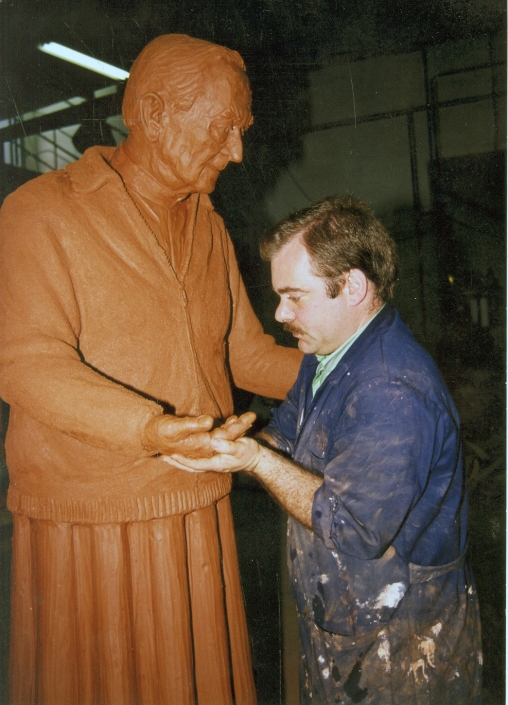 Modelado de escultura enm arcilla para acabado en bronce. Hom,enaje a D. Teodoro. Ermua. Bizkaia. Proceso