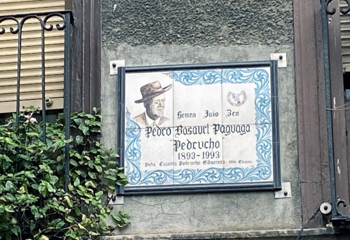 Mosaico de cerámica. Placa homenaje a Pedro Basuri Pagoaga, Pedrucho. Eibar. Gipuzkoa.