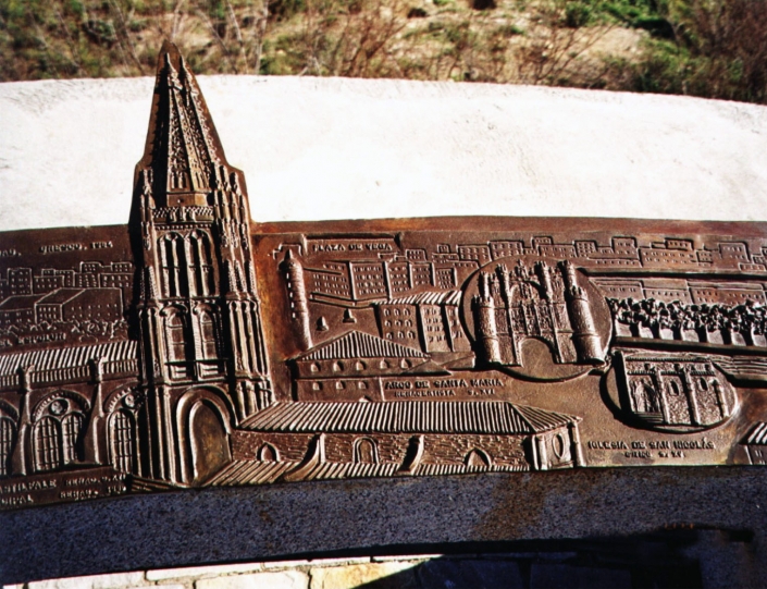 Mural en relieve de bronce. Mirador del castillo de Burgos. Catedral. Burgos.