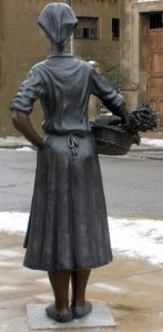 Escultura en bronce e n las calle de Haro. Hortelana