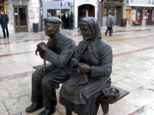 Homenaje. Abuelos. Bronce. Burgos. Detalle