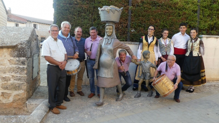 Inauguración de la escultura homenaje a las mujeres, madres y trabajadoras del campo. Mecerreyes, Burgos