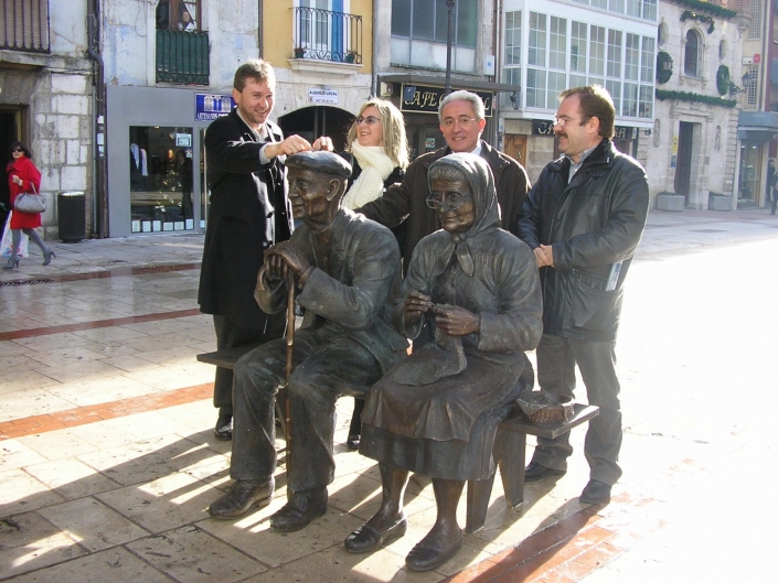 Inauguración escultura homenaje a los mayores en la ciudad de Burgos