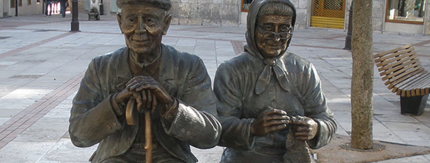 Escultura de ancianos en bronce. Burgos