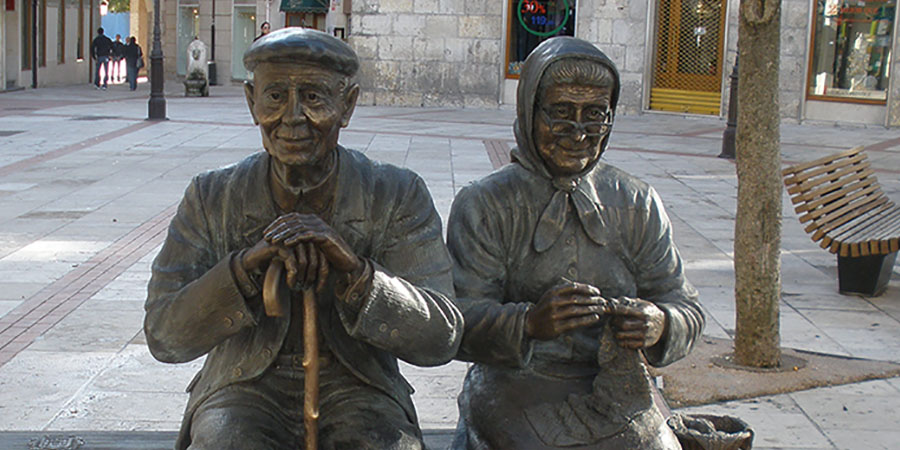 Abuelos de Burgos. Bronce. Escultura de ancianos en bronce. Burgos