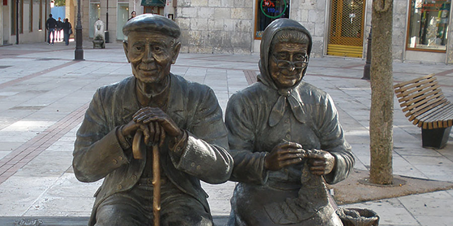 Escultura de ancianos en bronce. Burgos