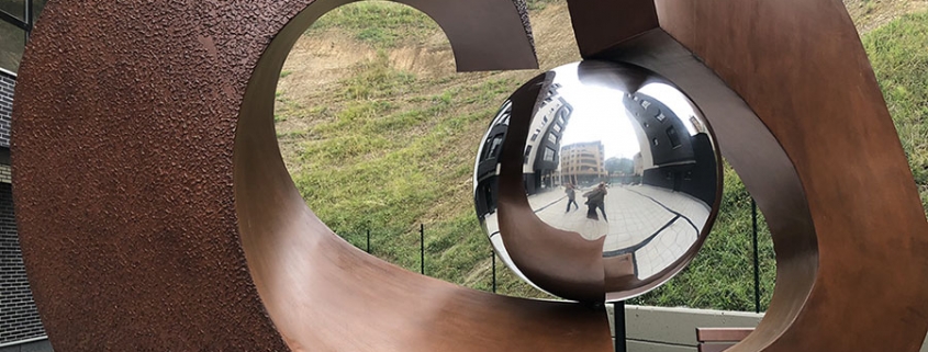 Escultura Elkargunea, acero corten e inoxidable. Ermua