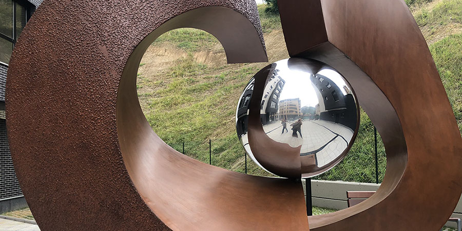 Escultura Elkargunea, acero corten e inoxidable. Ermua