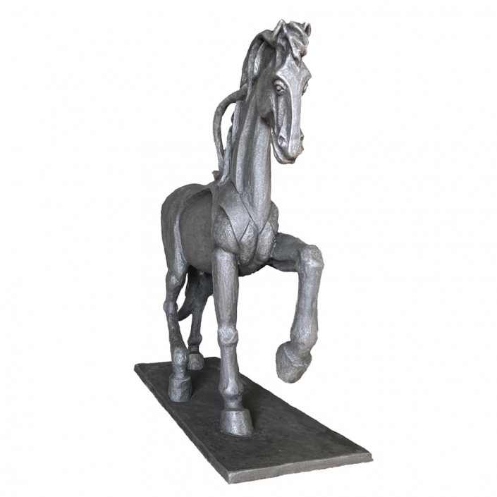escultura caballo grande vista frontal