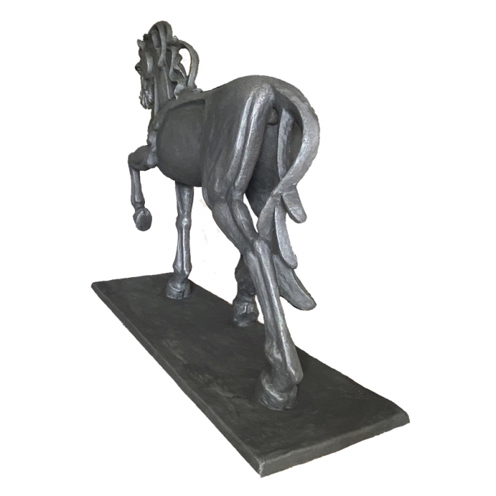 escultura caballo grande vista posterior