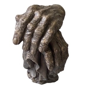 escultura manos cansadas