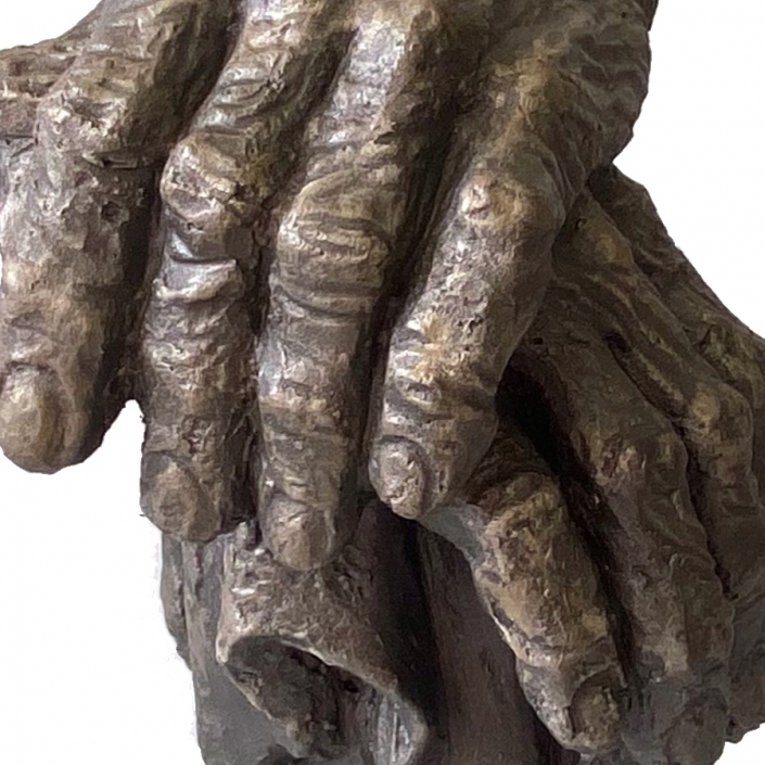 escultura manos cansadas detalle