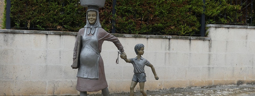 Escultura. Mujer y madre de campo.