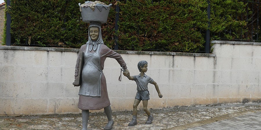 Escultura. Mujer y madre de Campo. Mecerreyes. Escultura. Mujer y madre de campo.