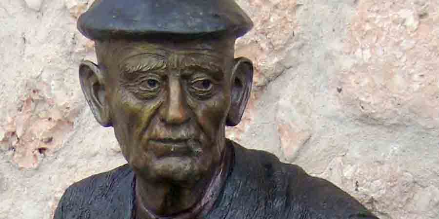 Escultura. El abuelo. Mesón Frutos.Mecerreyers Escultura el abuelo. Bronce