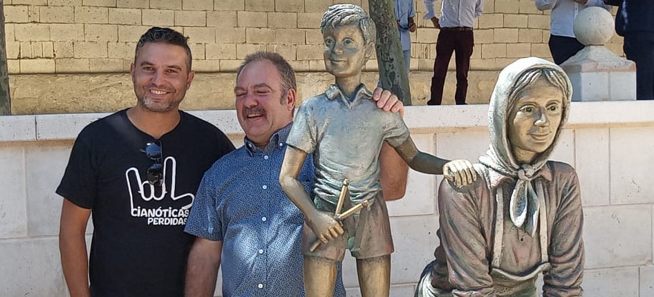 Lavandera con Niño. Fresnillo de las Dueñas. Burgos.. Escultura de lavandera. Frenillo de las Dueñas. 2022